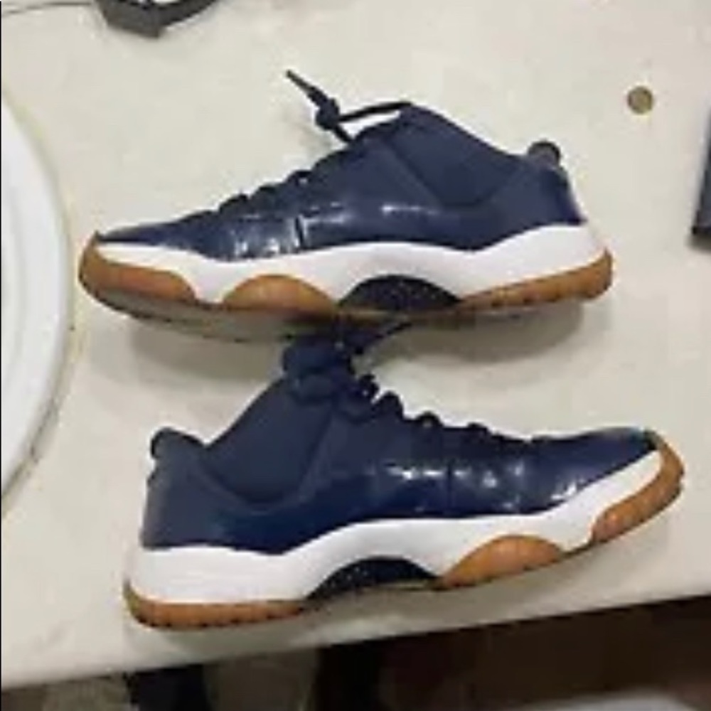 Jordan 11 low navy gum